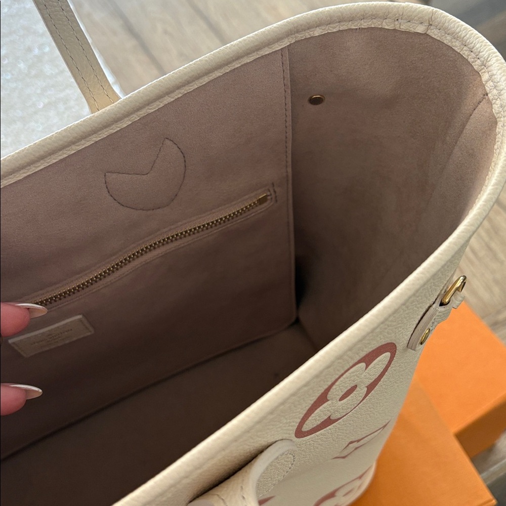 Louis Vuitton Cream Tote with Pink Monogram Accents - Picture 4 of 10